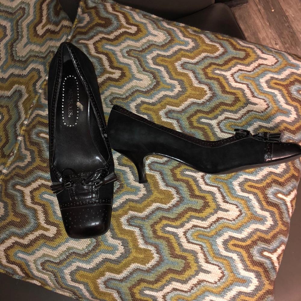 Black suede Aerosoles kitten heel pumps